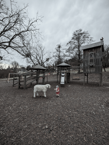 Pötzleinsdorfer Schloßpark: Schaf aus Holz
