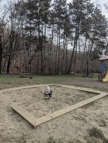 Schwarzenbergallee Spielplatz: Sandkiste mit Baby