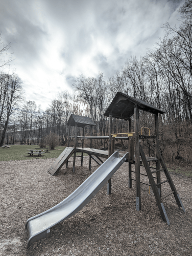 Schwarzenbergallee Spielplatz: Rutsche und Kletterturm