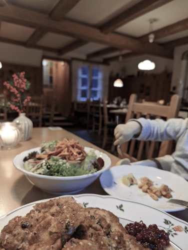Restaurant Steirerstöckl: Schnitzel, Salat und Baby