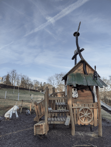 Spielplatz Ottingrewiese Neustift am Walde: Kletterhaus mit Rutsche