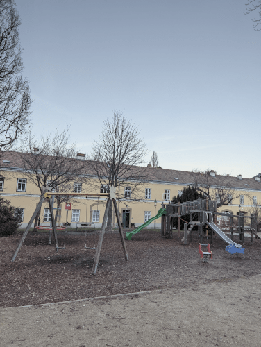 Spielplatz Rupertusplatz: Schaukel, Rutschen, Kletterturm