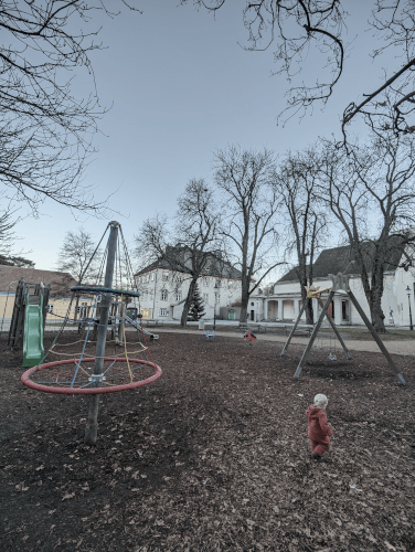Spielplatz Rupertusplatz: Kreisel und Schaukel