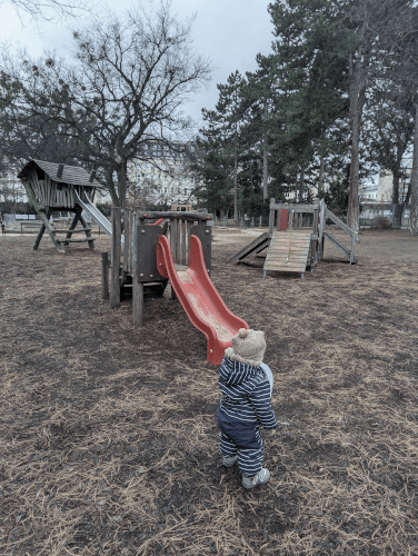 Spielplatz Währinger Park - Rote Rutsche und Baby